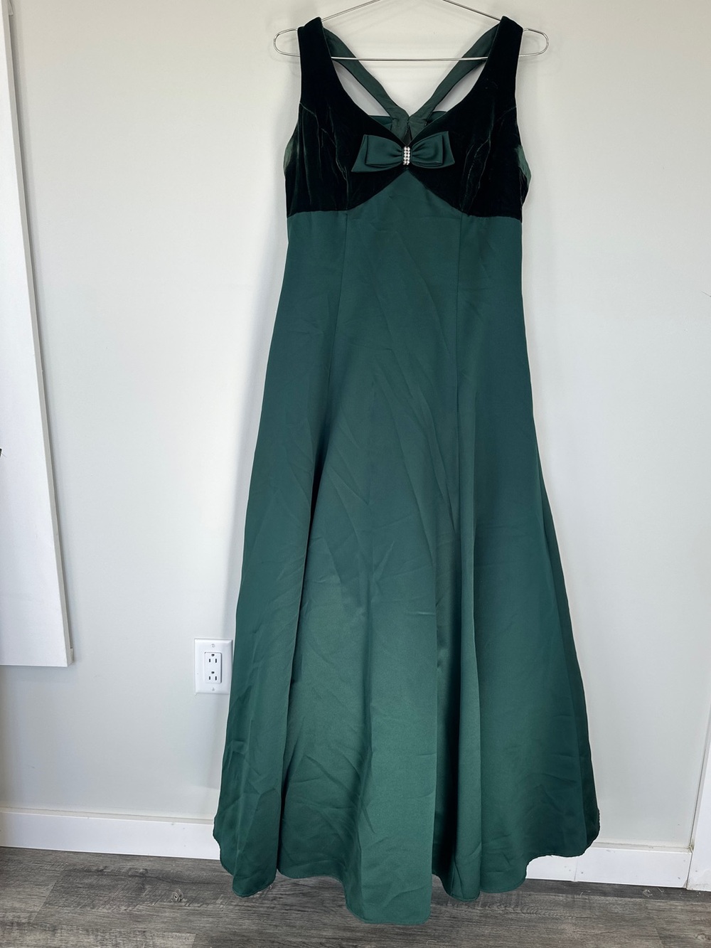 Nu-Mode - Emerald Green Sleeveless A-Line gown with Bow S14- see measurements - Picture 2 of 13